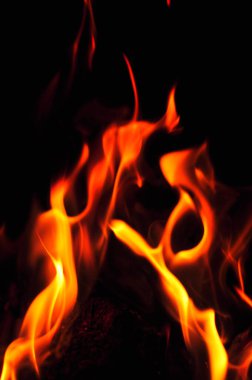 Siyah bir zemin üzerine alevler ateş. Yangın alev doku geri blaze