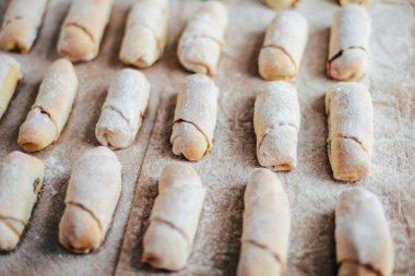 Vanilya Hilal pişirme önce. Vanilya alır. Rulo pasta aşçı