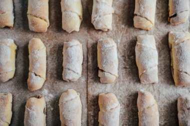 Vanilya Hilal pişirme önce. Vanilya alır. Rulo pasta aşçı