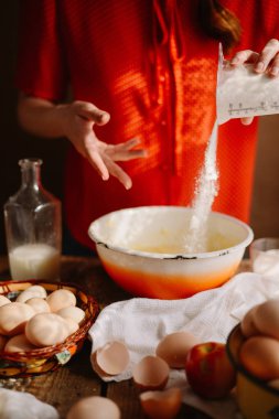 Kek için malzemeler taze pasta ile doldurulmuş. Kadın hazırlık