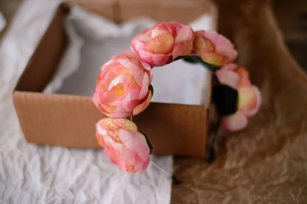 Çiçekler yalan ahşap arka plan üzerine yapılmış el yapımı çiçek taç — Stok fotoğraf