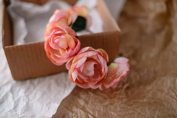 Tiara floral hecha a mano de flores se encuentran sobre fondo de madera — Foto de Stock