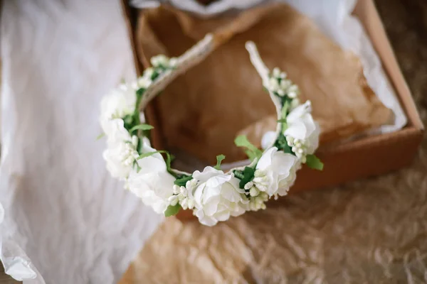 Handgjorda blommiga tiara tillverkad av blommor Ligg på trä bakgrund — Stockfoto