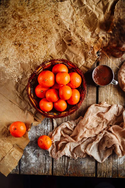 Cesta de mandarinas sobre una mesa de madera. Delicioso y hermoso — Foto de Stock