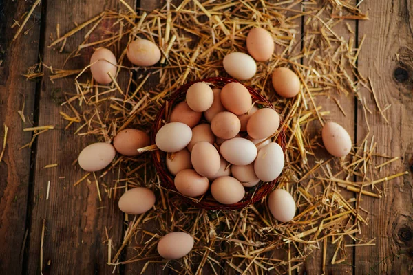Cierre de huevos en una canasta. vista superior de los huevos en el bowl. Marrón e — Foto de Stock