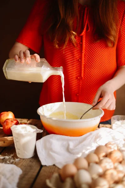 Ingredientes para hornear pastel relleno con pastel fresco. Preparación femenina — Foto de Stock