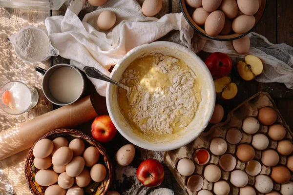 Ingredientes para hornear pastel relleno con pastel fresco. Preparación femenina — Foto de Stock