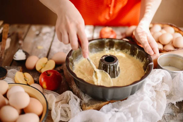 Zutaten für Kuchen mit frischem Kuchen gefüllt backen. weibliche Vorbereitung — Stockfoto