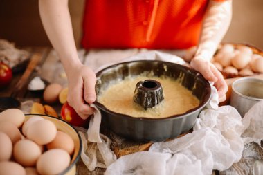 Kek için malzemeler taze pasta ile doldurulmuş. Kadın hazırlık