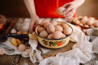 Sepette yumurta kapatın. Üstten Görünüm kasede yumurta. Kahverengi e