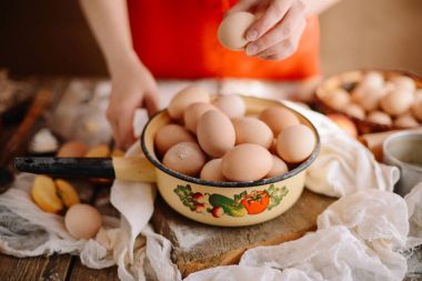 Sepette yumurta kapatın. Üstten Görünüm kasede yumurta. Kahverengi e