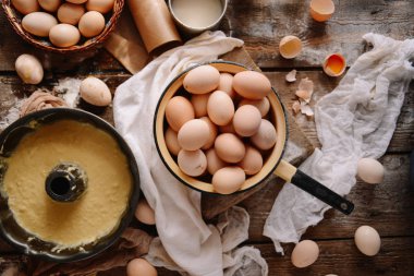 Sepette yumurta kapatın. Üstten Görünüm kasede yumurta. Kahverengi e