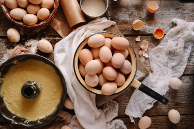 Sepette yumurta kapatın. Üstten Görünüm kasede yumurta. Kahverengi e