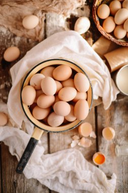 Sepette yumurta kapatın. Üstten Görünüm kasede yumurta. Kahverengi e