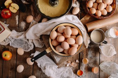 Sepette yumurta kapatın. Üstten Görünüm kasede yumurta. Kahverengi e