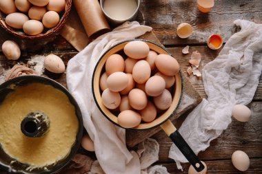 Sepette yumurta kapatın. Üstten Görünüm kasede yumurta. Kahverengi e