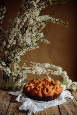 Güzel pasta ve bahar çiçek ahşap bir masaya