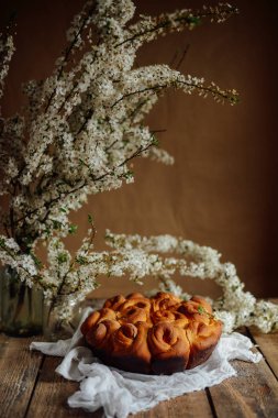 Güzel pasta ve bahar çiçek ahşap bir masaya