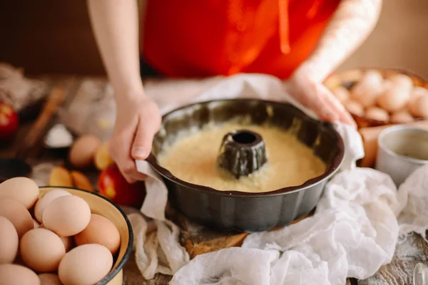 Zutaten für Kuchen mit frischem Kuchen gefüllt backen. weibliche Vorbereitung — Stockfoto