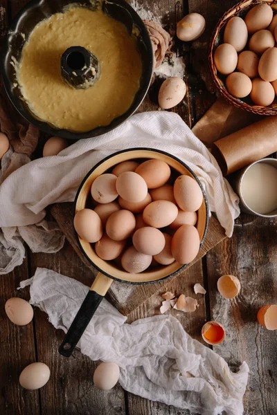 Close up of  eggs in a basket. top view of eggs in bowl. Brown e — Stock Photo, Image