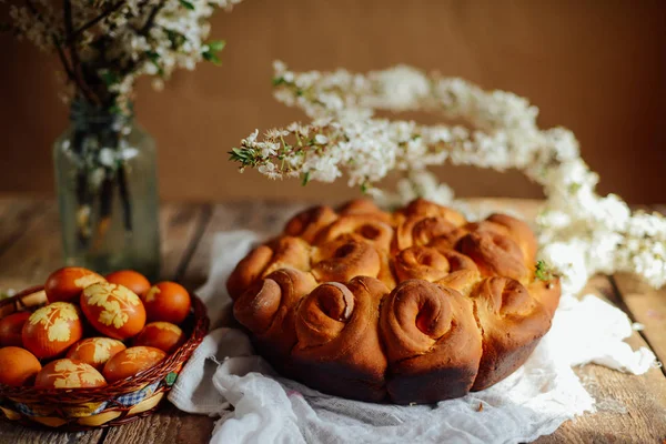 Hermosa torta y flores de primavera en una mesa de madera — Foto de Stock