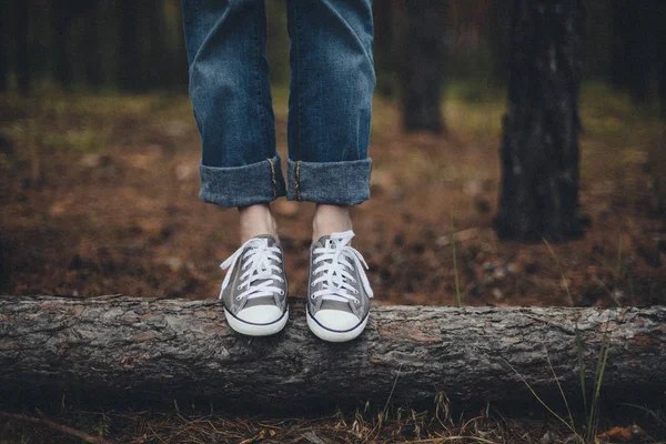 De benen van de vrouw van de reiziger. Reiziger benen van de vrouw — Stockfoto