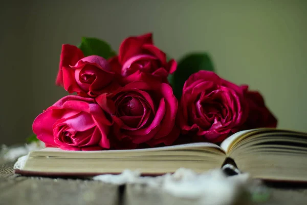 Czerwone róże na drewnianym stole vintage z kopii przestrzeni — Zdjęcie stockowe