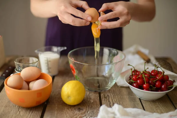 Zutaten für Kuchen mit frischem Kirschkuchen gefüllt backen. weiblich — Stockfoto