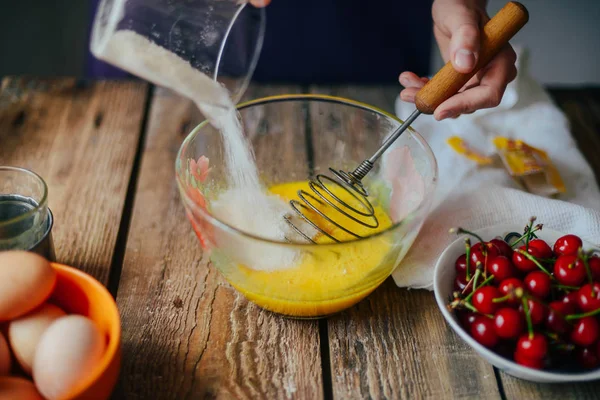 Zutaten für Kuchen mit frischem Kirschkuchen gefüllt backen. weiblich — Stockfoto