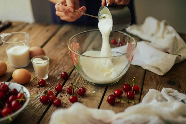 Ingredienti per cuocere la torta ripiena di torta di ciliegie fresche. Femminile — Foto Stock