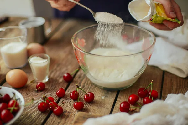 Zutaten für Kuchen mit frischem Kirschkuchen gefüllt backen. weiblich — Stockfoto