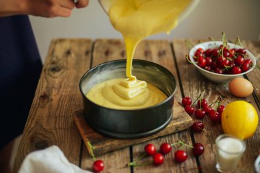 Kek için malzemeler taze kiraz pasta ile doldurulmuş. Kadın