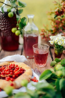 Homemade pişirme. Kek kiraz bir tablo ile. Ev yapımı kiraz 