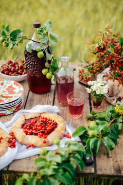 Homemade pişirme. Kek kiraz bir tablo ile. Ev yapımı kiraz 