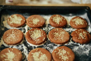 eller üzerinde ahşap bir masa tanımlama bilgisinden çiğ hamur kesti. Bakin sağlıklı