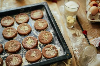 eller üzerinde ahşap bir masa tanımlama bilgisinden çiğ hamur kesti. Bakin sağlıklı