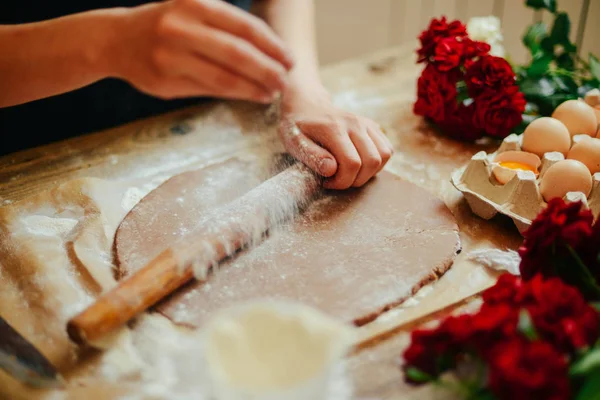 As mãos cortam o biscoito do teste cru em uma mesa de madeira. Bakin saudável — Fotografia de Stock