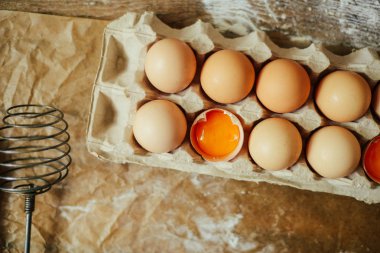eller üzerinde ahşap bir masa tanımlama bilgisinden çiğ hamur kesti. Bakin sağlıklı