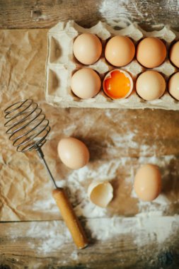 eller üzerinde ahşap bir masa tanımlama bilgisinden çiğ hamur kesti. Bakin sağlıklı
