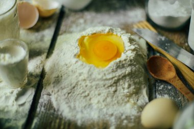 Kruvasan - un, tahta kaşık, haddeleme pişirme için malzemeler