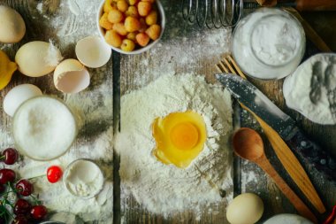 Kruvasan - un, tahta kaşık, haddeleme pişirme için malzemeler