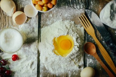 Kruvasan - un, tahta kaşık, haddeleme pişirme için malzemeler