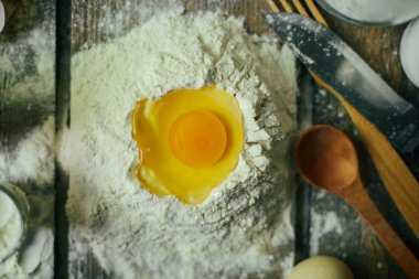 Kruvasan - un, tahta kaşık, haddeleme pişirme için malzemeler