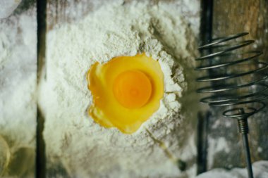 Kruvasan - un, tahta kaşık, haddeleme pişirme için malzemeler