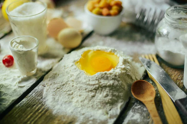 Ingredienti per la cottura di croissant - farina, cucchiaio di legno, laminazione — Foto Stock