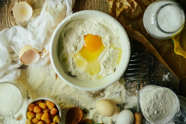 Suroviny pro pečení croissantů - mouka, vařečka, válcování — Stock fotografie