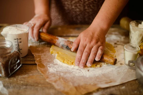 Fundo de cozimento com ingredientes para bolo de frutas e chocolate — Fotografia de Stock