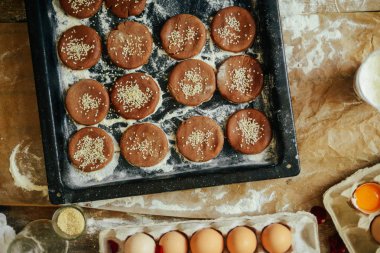 eller üzerinde ahşap bir masa tanımlama bilgisinden çiğ hamur kesti. Bakin sağlıklı