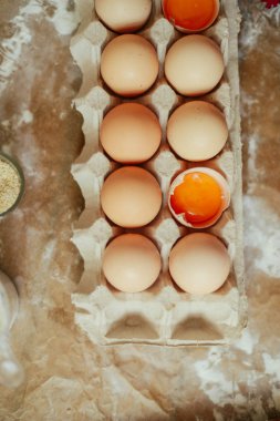eller üzerinde ahşap bir masa tanımlama bilgisinden çiğ hamur kesti. Bakin sağlıklı
