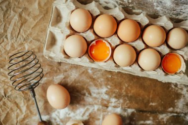 eller üzerinde ahşap bir masa tanımlama bilgisinden çiğ hamur kesti. Bakin sağlıklı